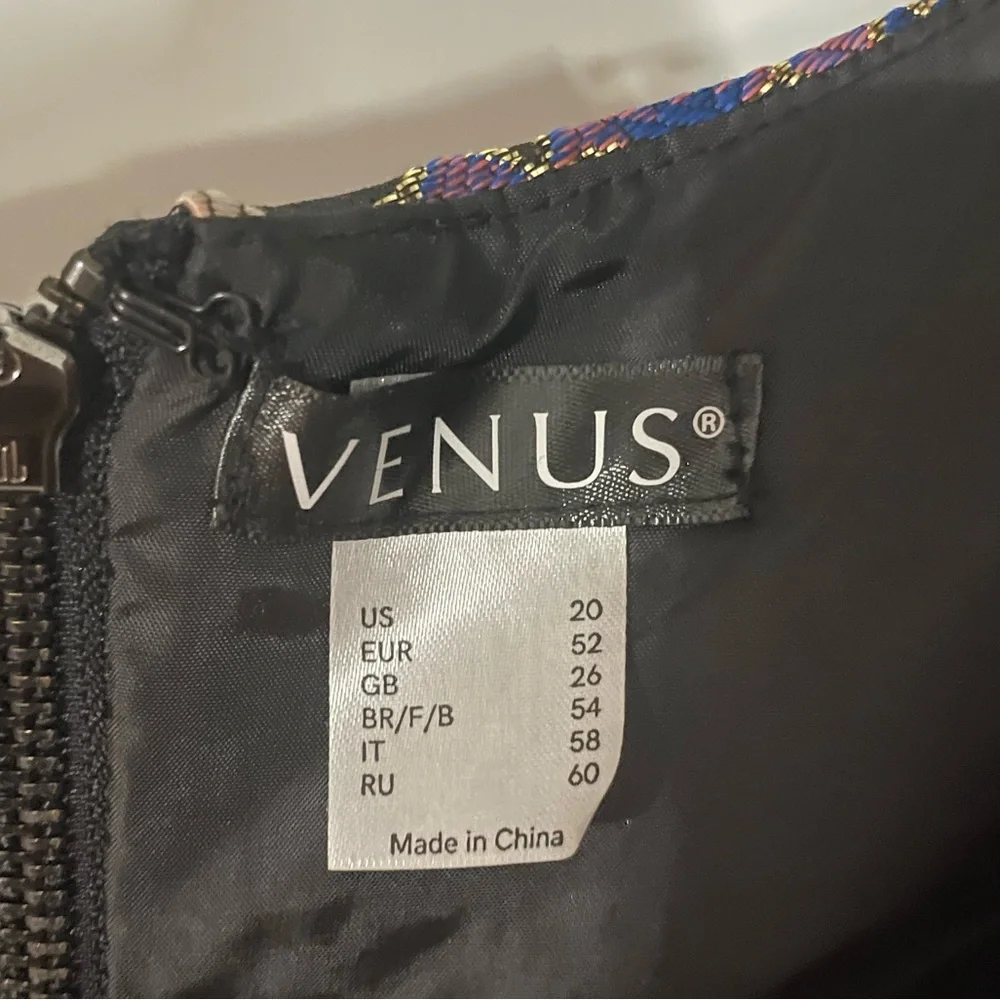 V-Cut Plus Size Patterned Dress - Picture 2 of 3